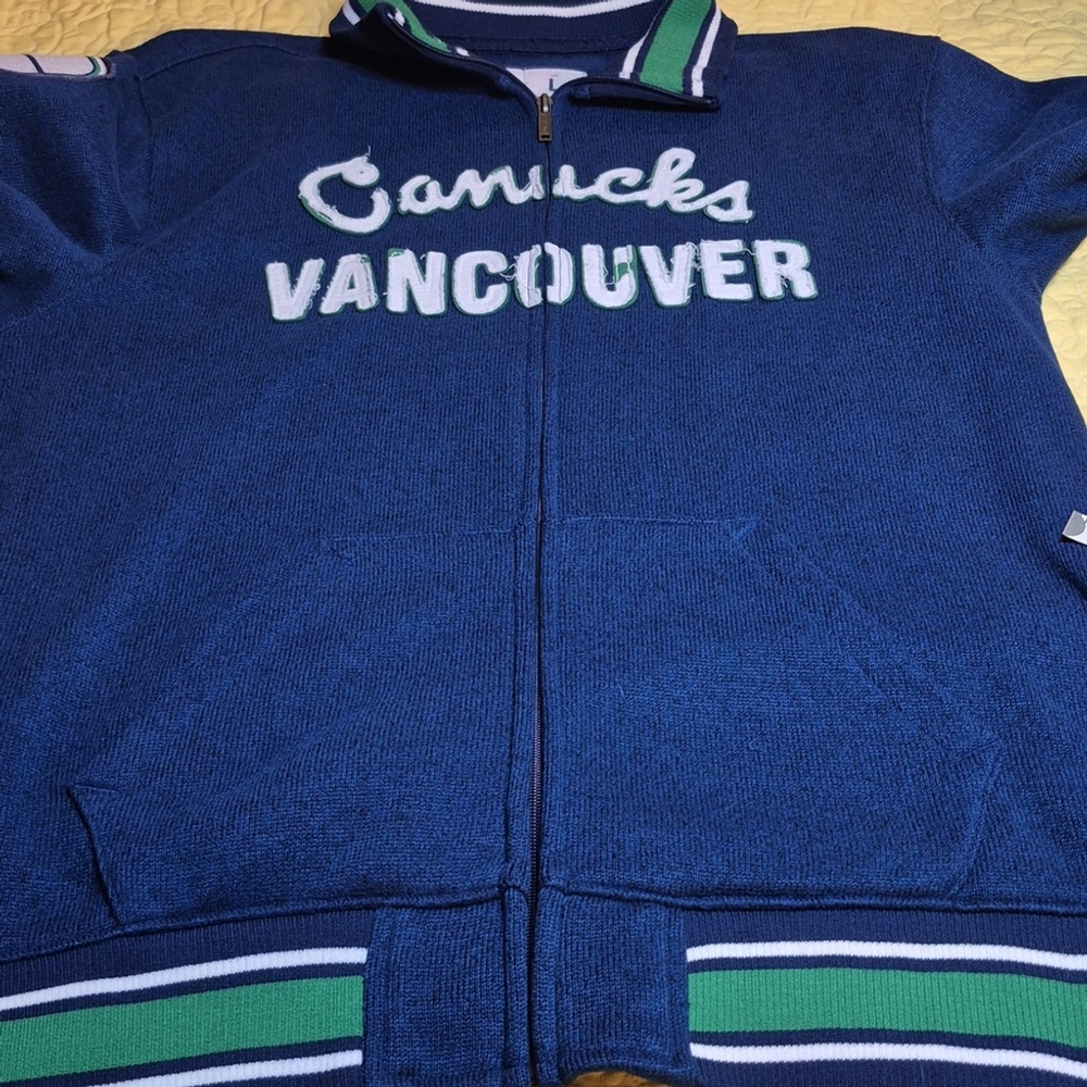 CCM: Blue/Green/white Vancouver Canucks Zip-Up Jacket.(#2014) Sz.large. - Picture 13 of 13
